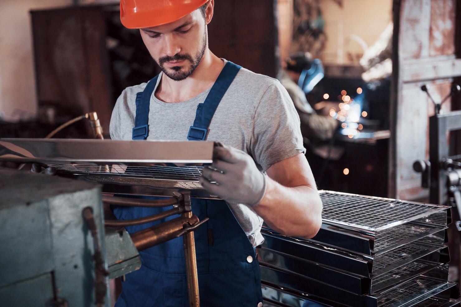 retrato joven trabajador casco gran fabrica reciclaje residuos 146671 19587