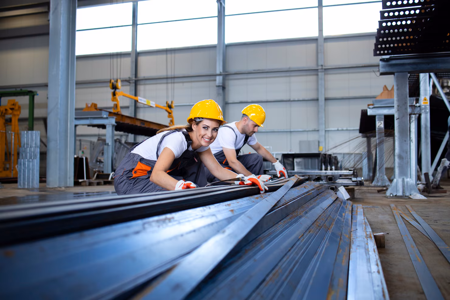 trabajadores industriales que trabajan sala fabrica metal 342744 234
